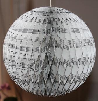 Grote brocante kerstbal muziekpapier, 3D decoratie 18 cm