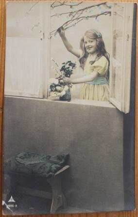 Oude ansichtkaart vintage meisje m. bloesemtak