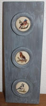 Oude borduurwerkjes 3 vogeltjes op houten plankje