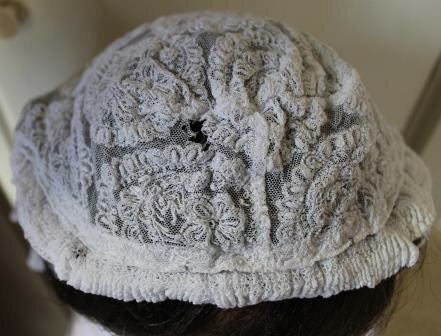 Antiek oud brocante witte kanten mutsje, bonnet cirkels & linten