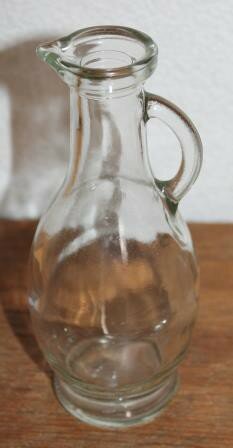 Klein brocante glazen schenk kannetje, karafje olie & azijn etc.