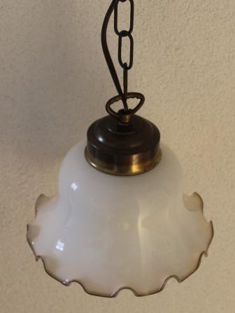 Oude brocante witte glazen hanglampje, beige schulprand