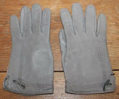 Oude grijze leren brocante dames handschoenen