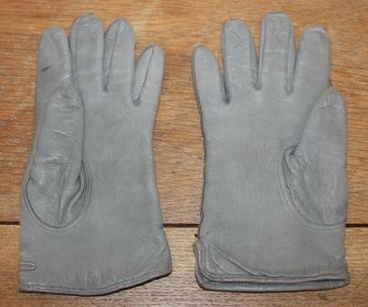 Oude grijze leren brocante dames handschoenen