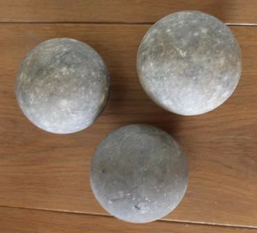Decoratieve massieve grijze betonnen bal, bol 8,5 cm