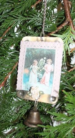 Brocante kerstdecoratie metalen vintage hanger engeltjes & bel