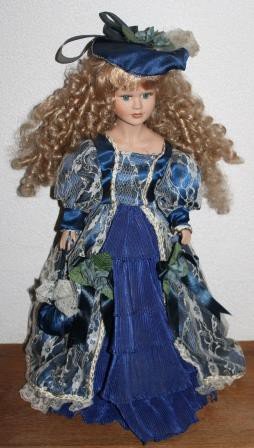 Porseleinen brocante pop blauwe jurk m kant, sofa doll H 55 cm