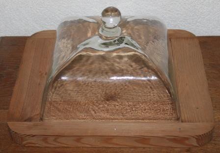 Brocante glazen stolp met oude houten kaasplank