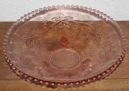 Oude brocante roze glazen fruitschaal m reliëf blaadjes