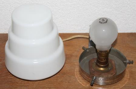 Oude vintage brocante witte melkglazen wandlampje, bajonet