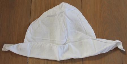 Antiek oud brocante witte stoffen kindermutsje, bonnet