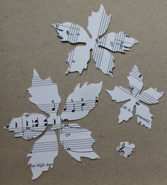 2 st 3D Kerststerren bloemen maken v muziekpapier Tim Holtz