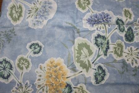 Vintage lapje stof, geel blauwe bloemen motief 150x80 cm