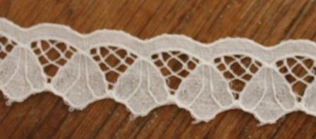 Vintage brocante white lace, scalloped with fans, p.mtr.