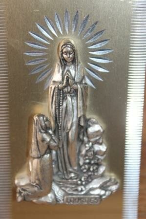 Oude vintage religieuze brocante metalen 3D schilderijtje Maria Lourdes standaard 3