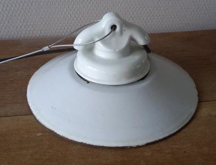 Oude vintage brocante witte emaillen hanglamp lampenkapje industrieel verlichting