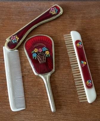 Oud vintage brocante kinderkapsetje spiegel borstel kam bloemetjes England toys hairdressing set