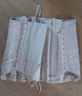 Oude vintage brocante beige lichtroze korset corset pink boudoir paspop 5