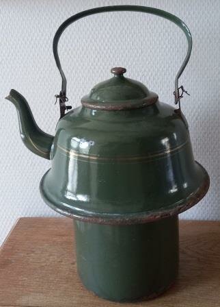 Oude vintage brocante donkergroene emaillen zakketel kachel enamel kettle