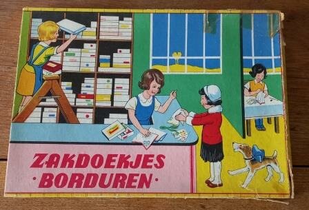 Oude vintage brocante spelletjesdoos Zakdoekjes borduren kinderen fifties box Embroidery handkerchiefs