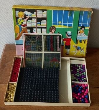 Oude vintage brocante spelletjesdoos Zakdoekjes borduren kinderen fifties box Embroidery handkerchiefs 1