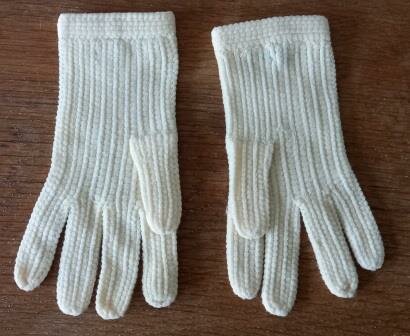 Oude vintage brocante witte beige gebreide kinderhandschoenen childrens gloves knitted boudoir