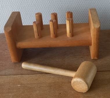 Oud vintage brocante houten hamertje tik hamerplankje toys hammer bench 1