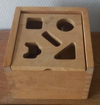 Oude vintage brocante houten vormenstoof sorteerder Jukka Finland shape sorter wooden 1