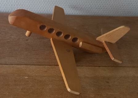 Oude vintage brocante houten speelgoed vliegtuig Jukka Finland wooden toys plane 60s 70s