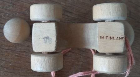 Oude vintage brocante houten trekbeestje hondje poesje Jukka Finland pull toys wooden 2