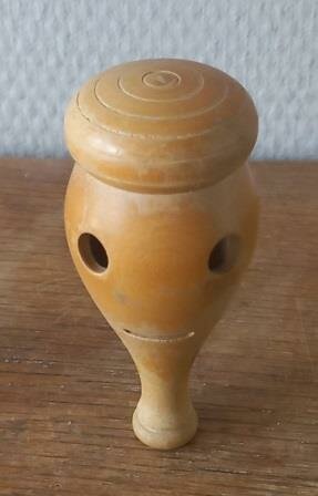 Oude vintage brocante houten speelgoed rammelaar hoofd wooden toy rattle head
