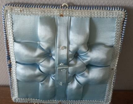 Oude vintage brocante naaimandje rieten blauwe witte satijnstof sewing kit wicker blue satin 3