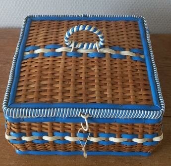Oude vintage brocante naaimandje rieten blauwe witte satijnstof sewing kit wicker blue satin