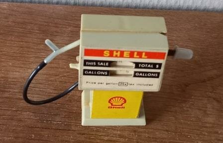 Oude vintage brocante retro speelgoed benzinepomp Shell toys petrol gas pump 2