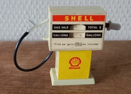 Oude vintage brocante retro speelgoed benzinepomp Shell toys petrol gas pump