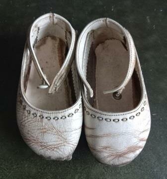 Oude vintage brocante witte leren leer kinderschoentjes childrens baby shoes decoration 1