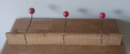 Oude retro vintage brocante houten kapstokje 3 metalen dubbele haken rode knoppen coat rack 3