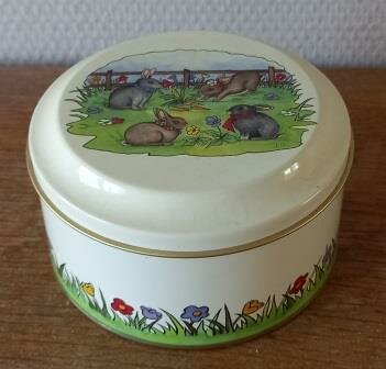Oud vintage brocante blikje Pasen konijnen paashaasjes bloemenweide Easter tin container bunnies flowers 1