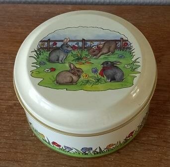 Oud vintage brocante blikje Pasen konijnen paashaasjes bloemenweide Easter tin container bunnies flowers