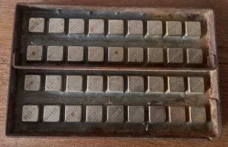 Zware oude vintage brocante chocolademal vorm vierkantjes blokjes Droste metalen chocolate molds 2