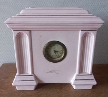 Antieke oude vintage brocante lichtroze porseleinen schoorsteenklokje zwaluw vogel mantel clock pink