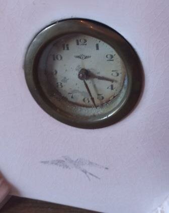Antieke oude vintage brocante lichtroze porseleinen schoorsteenklokje zwaluw vogel mantel clock pink 2
