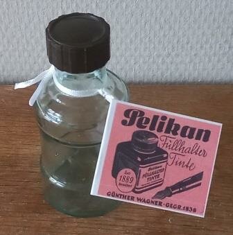 Antieke oude vintage brocante glazen flesje potje bakelieten dopje reclamekaartje label inkt glass bottle
