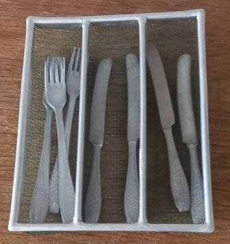 Antieke oude vintage brocante metalen draadgaas bestekbakje messen vorken speelgoed toy cutlery set