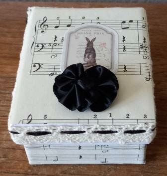 Brocante opbergdoosje Pasen konijntje muziekpapier kantrandje box Easter bunny lace