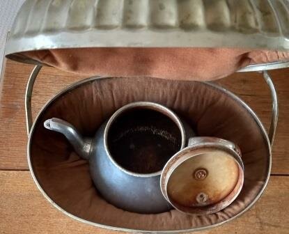 Oude antieke vintage brocante theepot metalen Metawa theemuts warmhouder teapot cosy warm holder 6