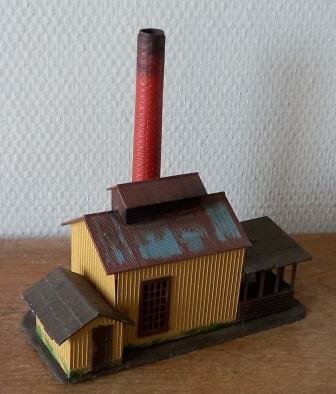 Oude vintage brocante modelspoor HO fabriek schoorsteen kolenopslag huisje model factory coal storage