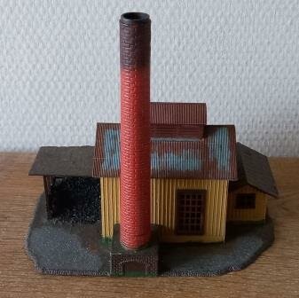 Oude vintage brocante modelspoor HO fabriek schoorsteen kolenopslag huisje model factory coal storage 1