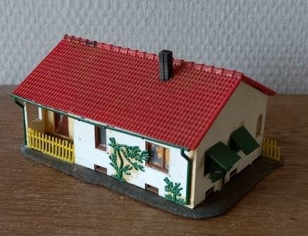 Oud vintage brocante huisje parasol modelspoor HO toy house