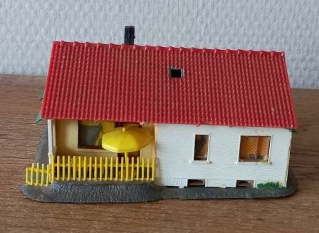 Oud vintage brocante huisje parasol modelspoor HO toy house 1